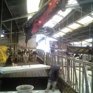 Detailfoto van renovatiewerk aan een stal